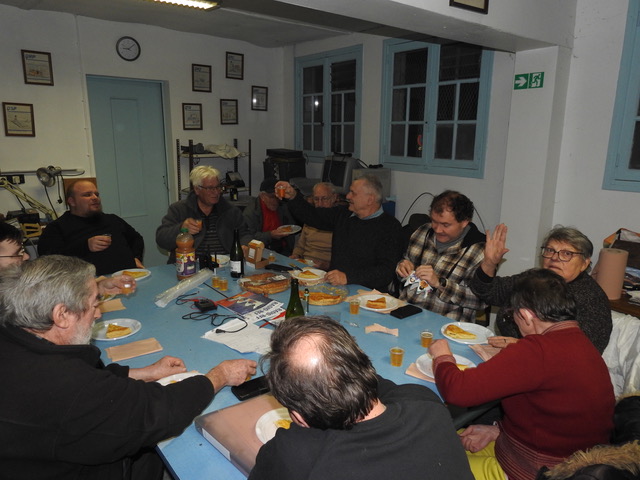 Moment de partage autour de la table au club