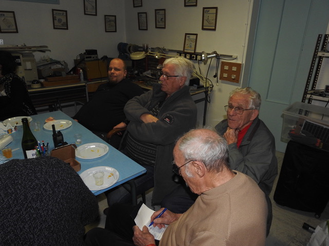 Discussion et convivialit&eacute; au local du club